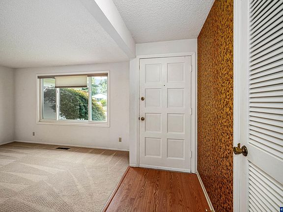 4th image of 4652 Princess Ct NE