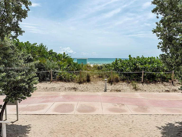 Collins Ave — Photo 34