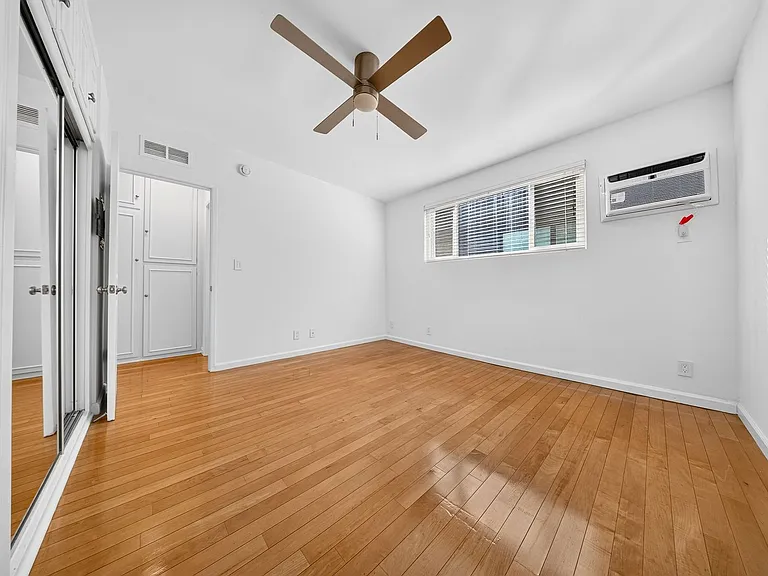 918 7th St — Photo 32