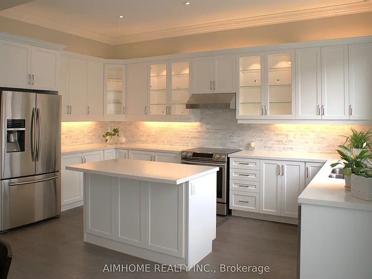 39 Scrivener Dr — Photo 7