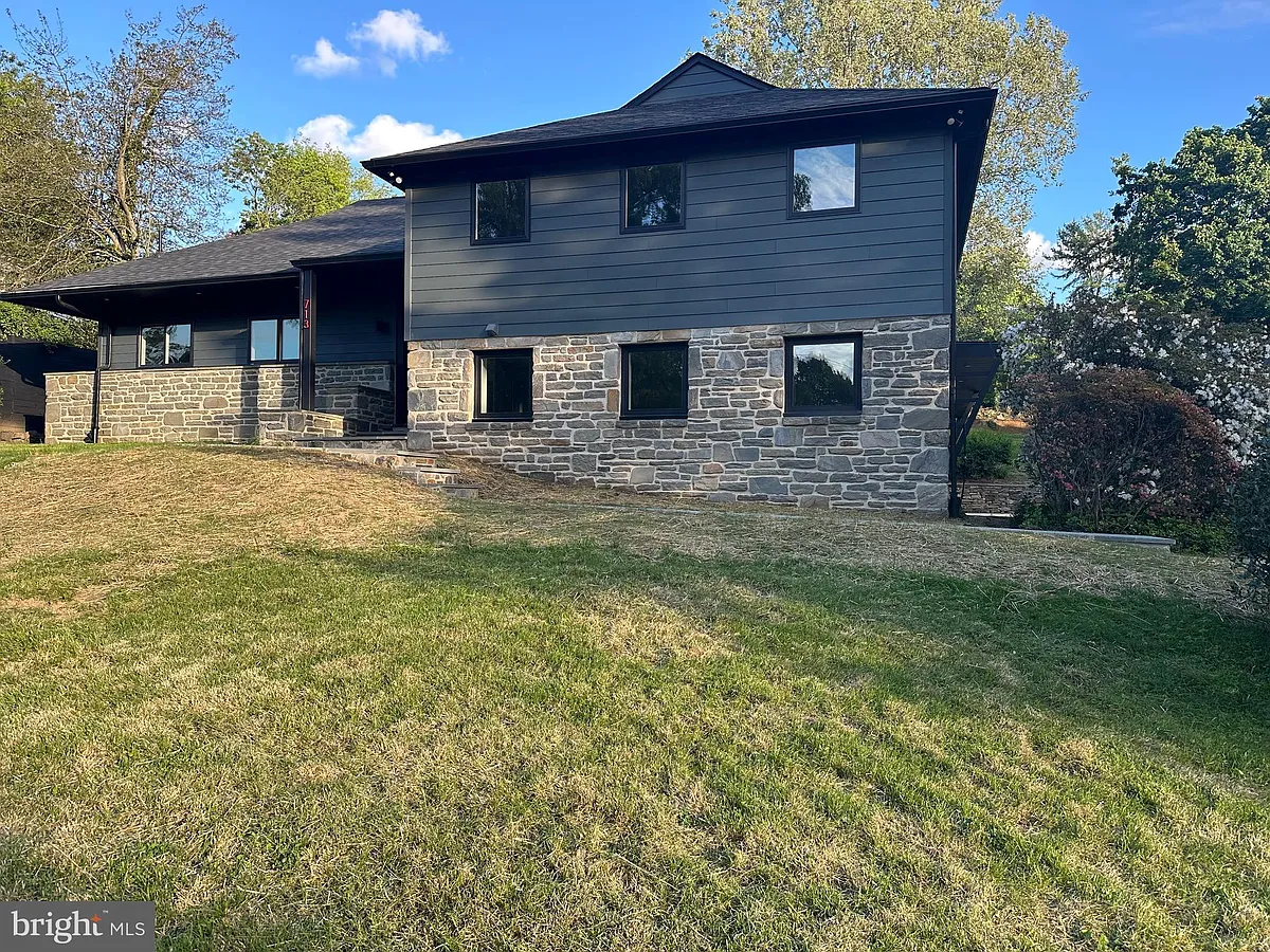 Building Photo - 713 Woodfield Rd