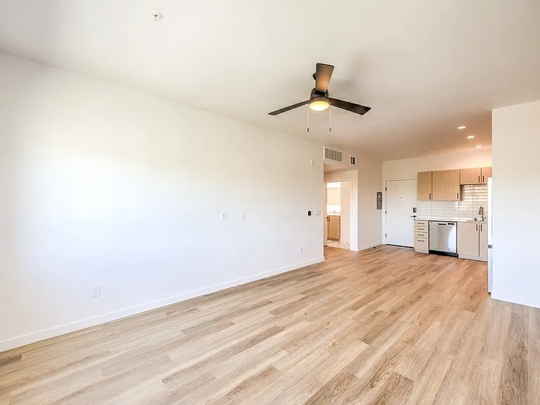 627 S 10th St — Photo 35