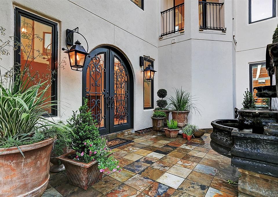 1st image of 110 Calle Catalina Pl