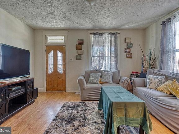 5th image of 619 Dallas St