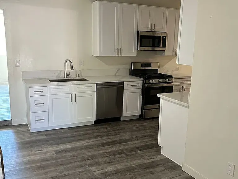 901 Hillcrest Pl #4 — Photo 2