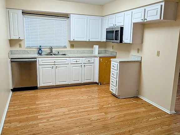 Kitchen-Stainless Steel appliances will be installed prior to move in