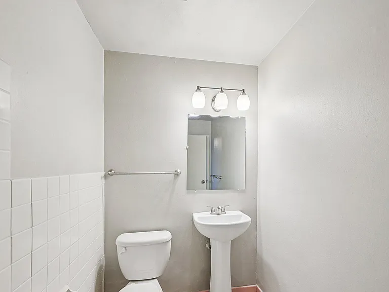 214 Place Apartments — Photo 13