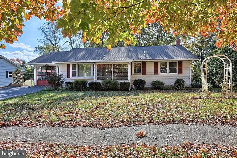 1st image of 206 Greenwood Dr