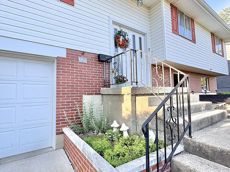 229 Blair Dr — Photo 3