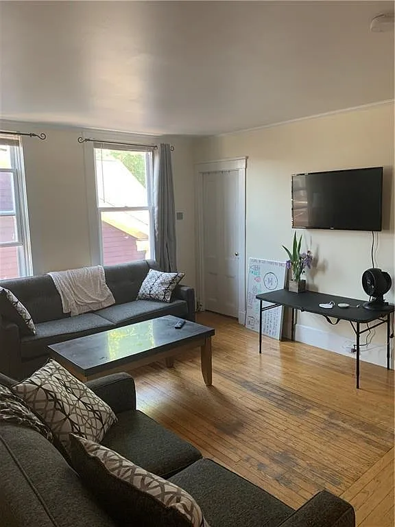 4 bed, 1375 sqft, $3,400 — Photo 3
