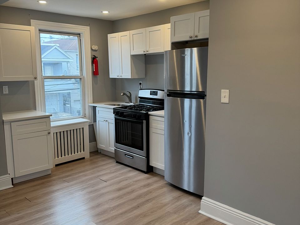 1st image of 125 Fabyan Pl Floor 2