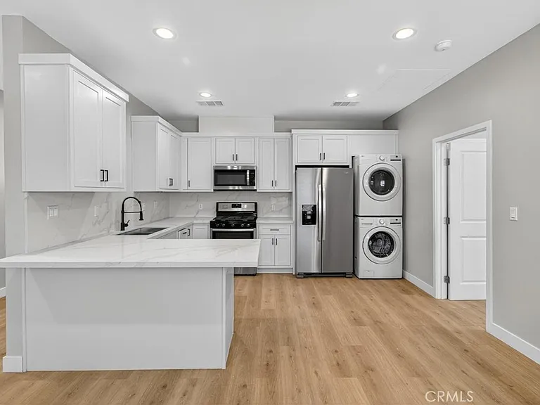 14734 Gilmore St #D — Photo 4