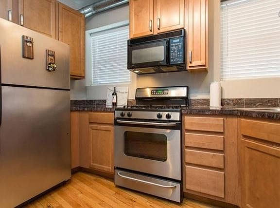 3rd image of 1661 W Pratt Blvd #1A