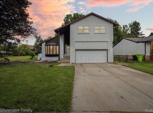 24560 Knollwood St, Novi, MI 48375