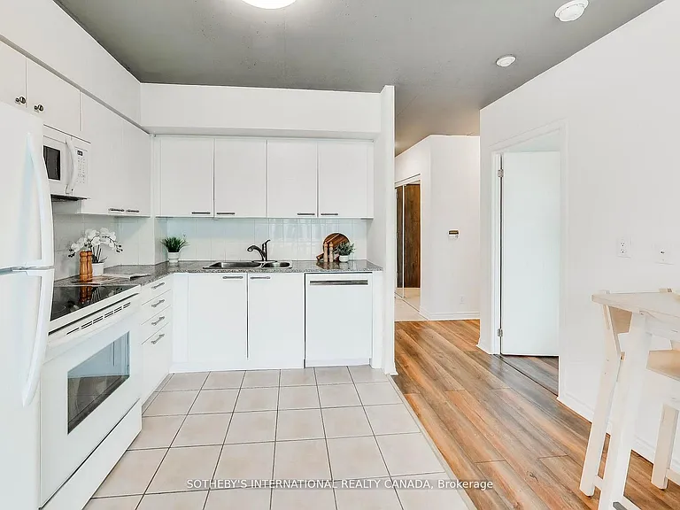 22 Wellesley St E #2002 — Photo 6