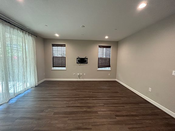 4th image of 942 Woodbury Ln