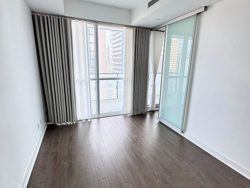 15 Grenville St #1907