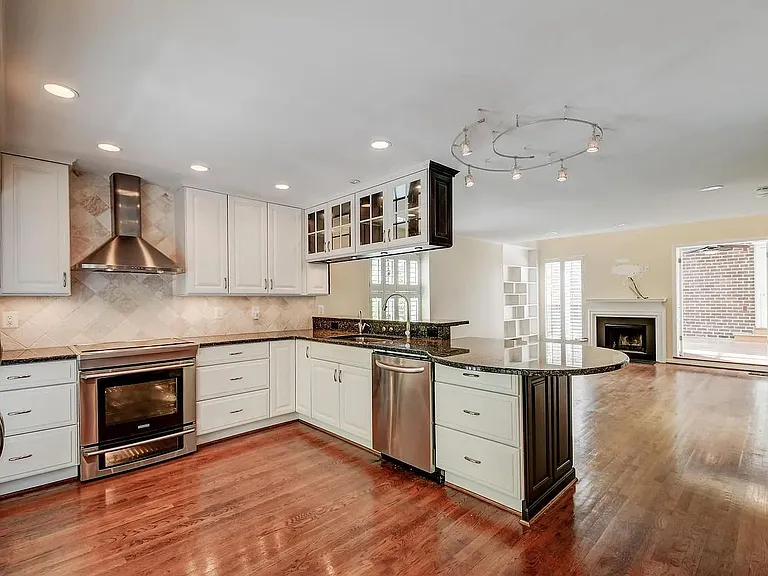 100 W Barre St — Photo 3