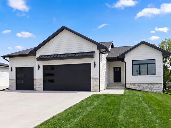 679 SW 15th St, Grimes, IA 50111