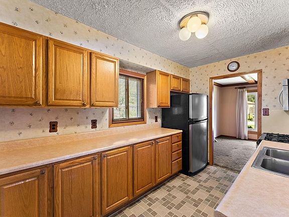 3rd image of 206 E 9th St