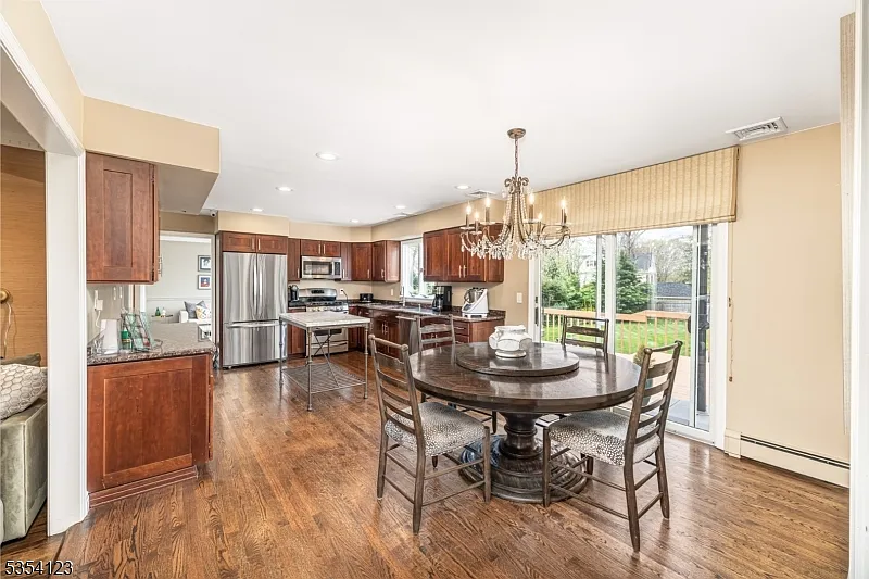 5 bed, 3.0 bath, $7,250 — Photo 4