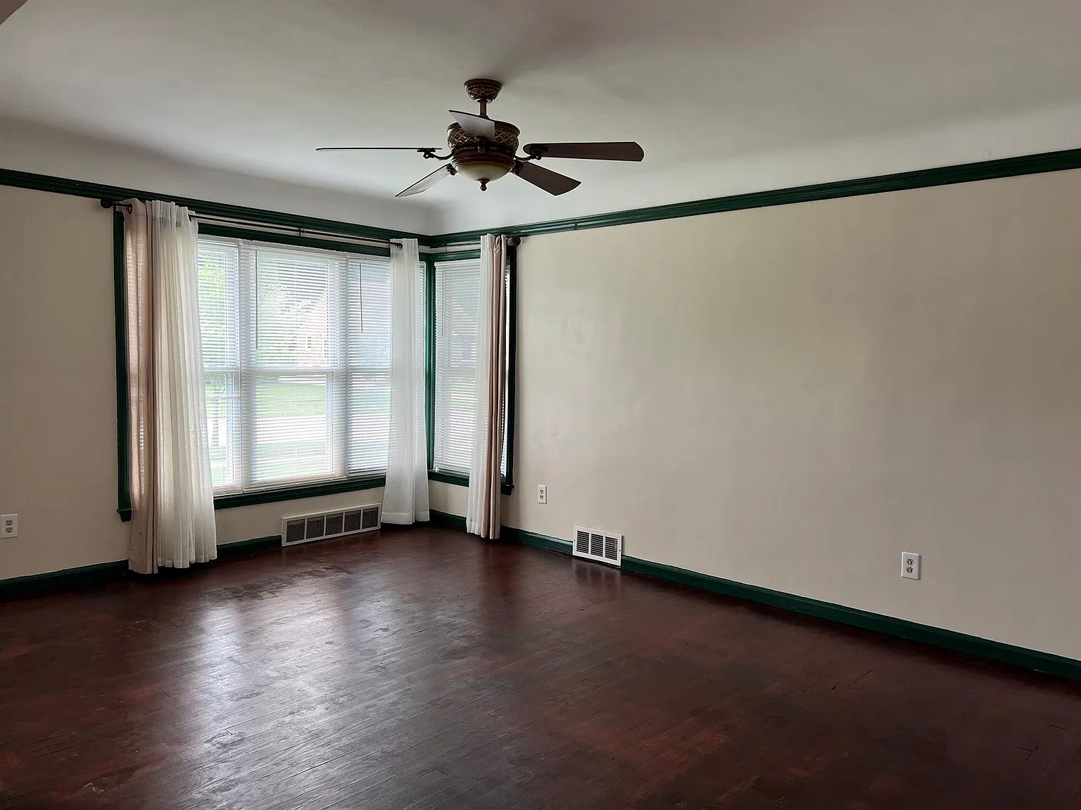 3 bed, 1.0 bath, 1000 sqft, $1,800 — Photo 3