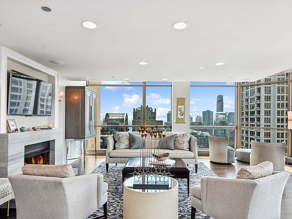 5th image of 21 E Huron St #4303