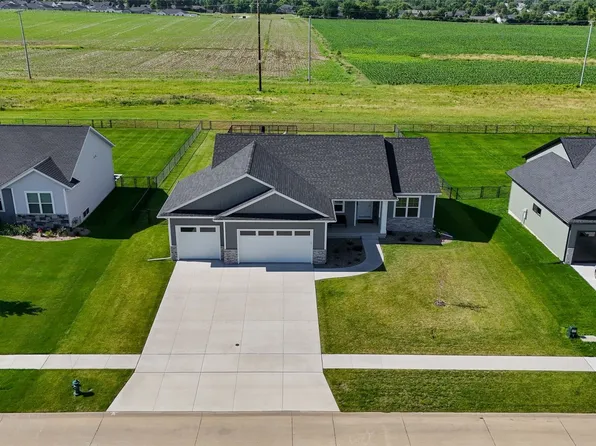 425 Dutch Dr, Robins, IA 52328