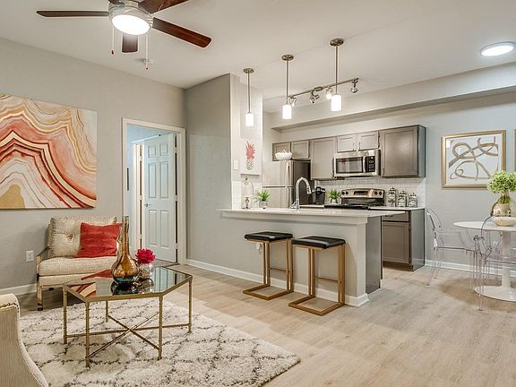 2nd image of 1621 Oak Lawn Ave #215