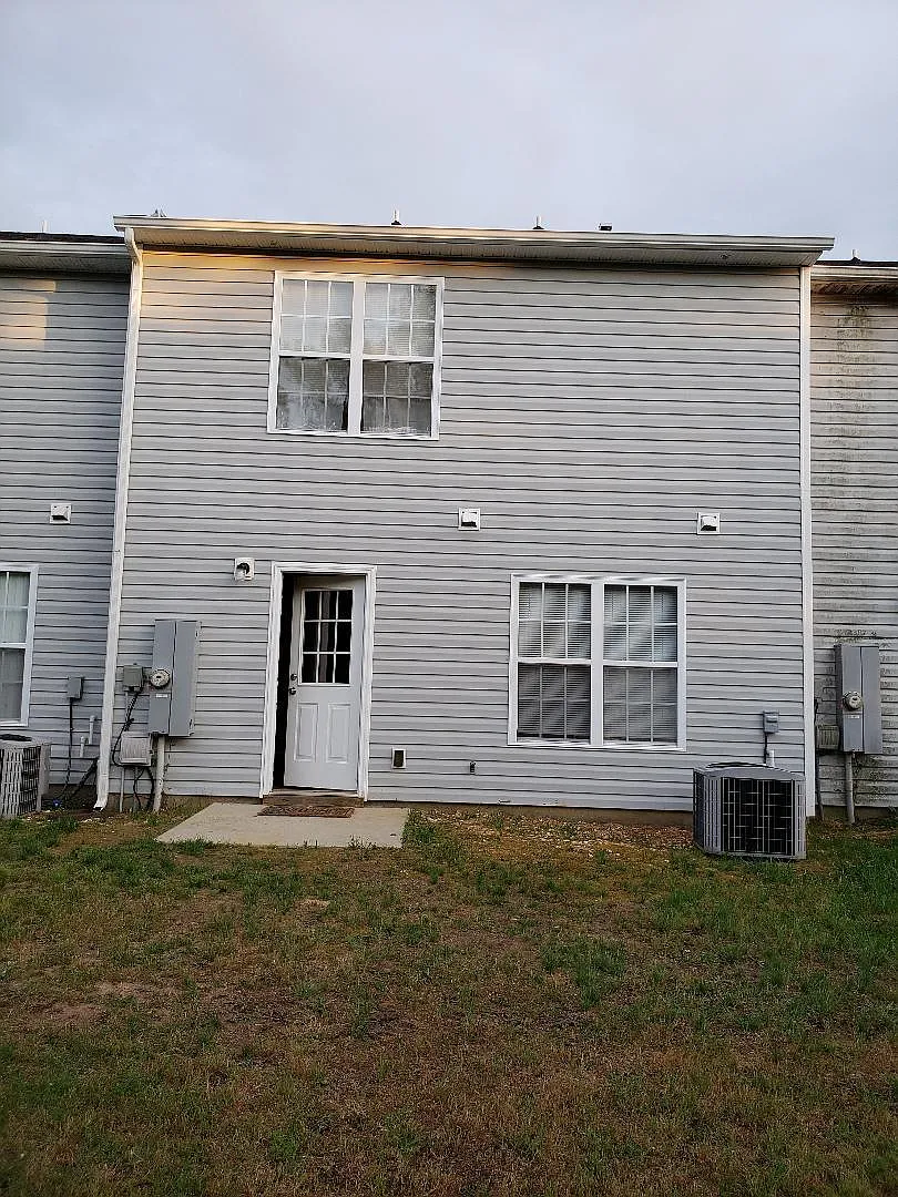 400 Anna St — Photo 2