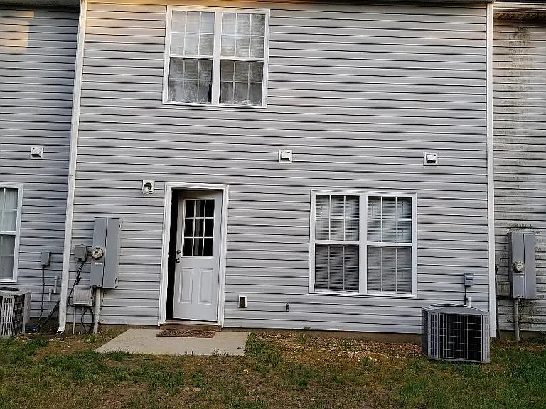 400 Anna St — Photo 2