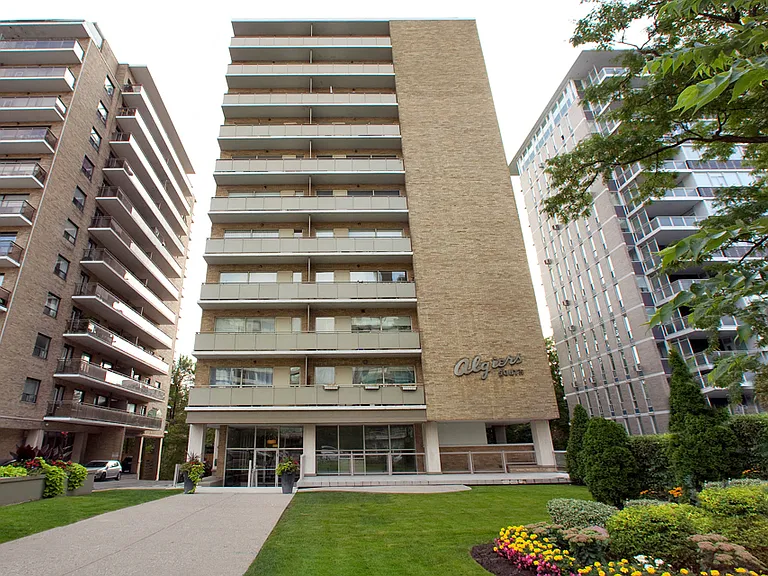 565 Avenue Rd — Photo 24