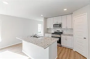 4 bed, 3.0 bath, 2333 sqft, $2,450 — Photo 3