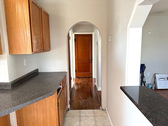 5th image of 1039 Forest Ave