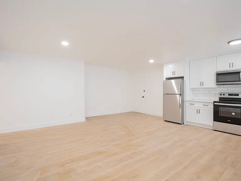 1626 N Fuller Ave — Photo 4