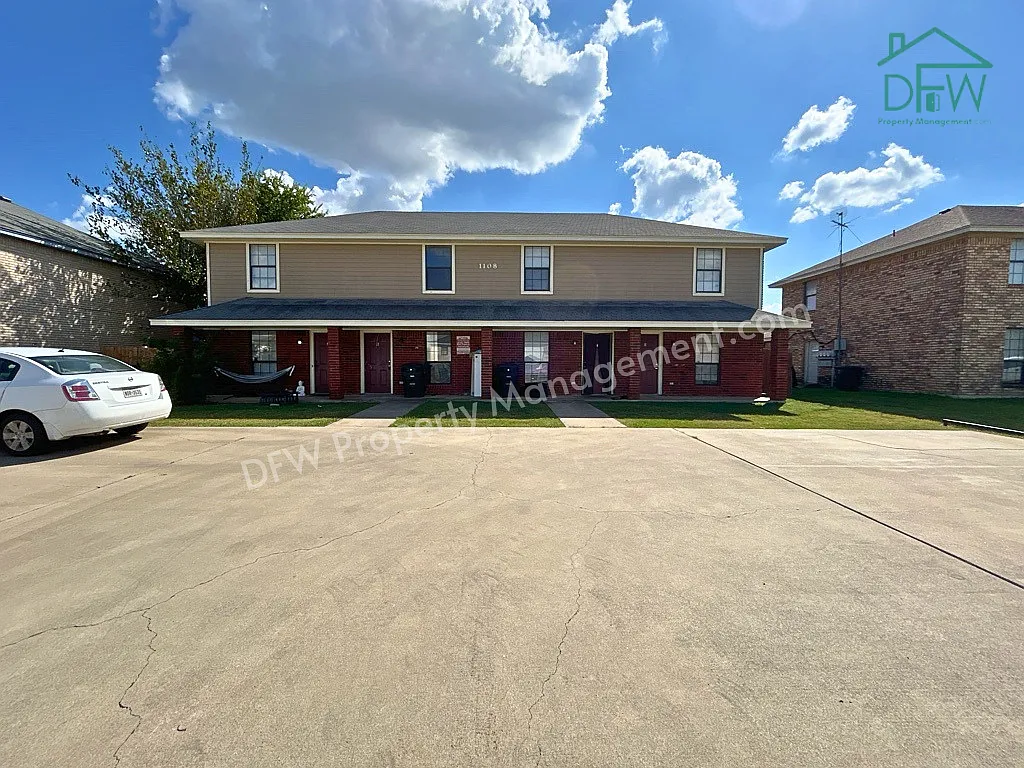 2 bed, 1.5 bath, 885 sqft, $950 — Photo 1