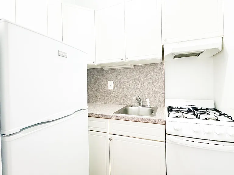 333 E 54th St #4E — Photo 3