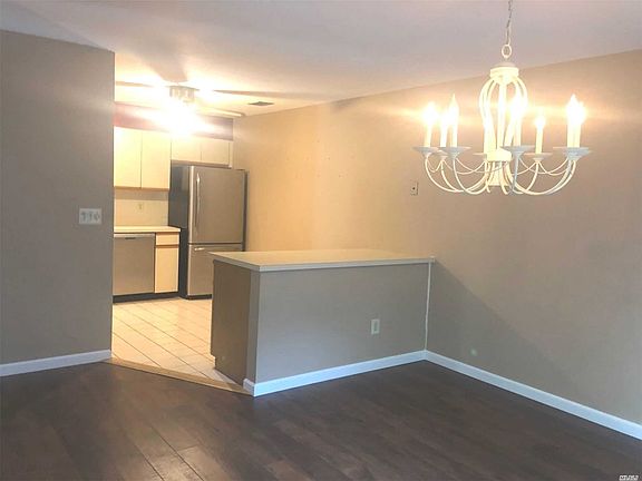3rd image of 907 Skyline Dr