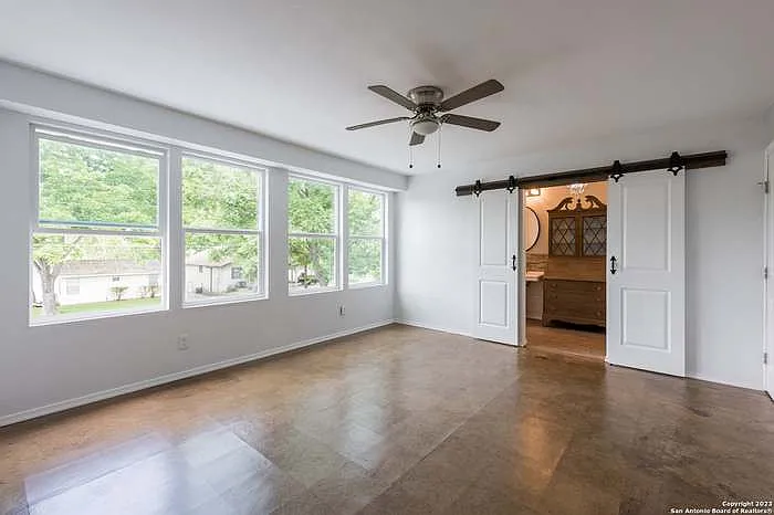 305 Riverside Dr — Photo 14