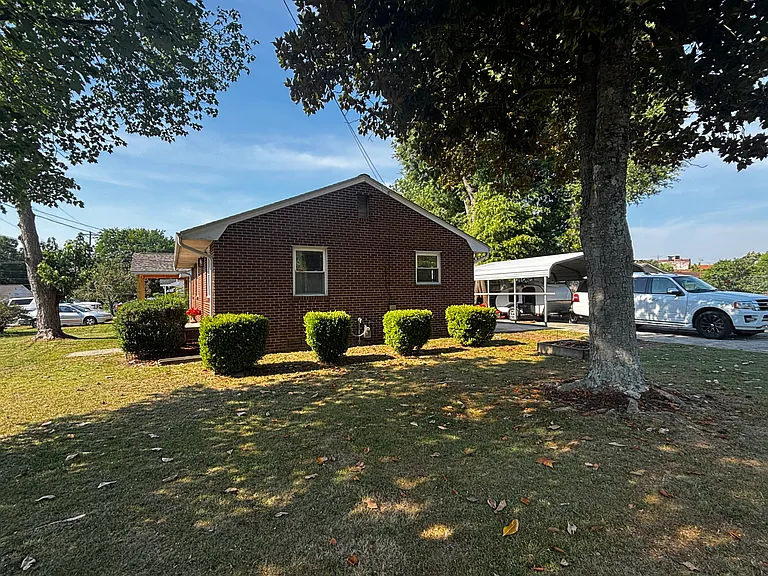 810 Bowling St — Photo 3
