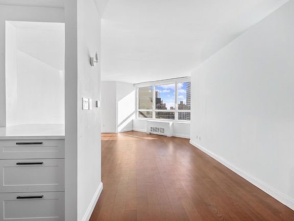 4th image of 200 E 94th St APT 2911