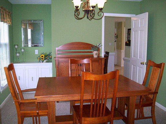 3rd image of 302 Violeta Cir