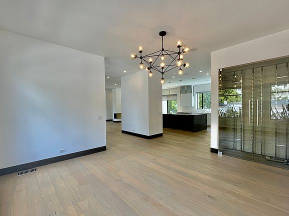 5th image of 1319 Sunset Plaza Dr