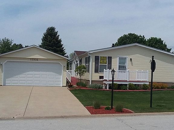 3rd image of 22906 Pinehurst Dr