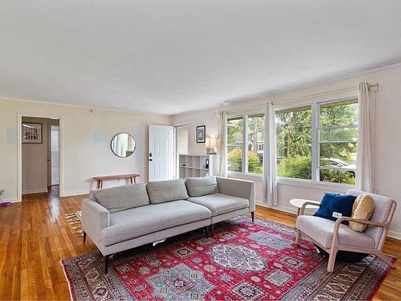 5th image of 12 Iroquois Avenue