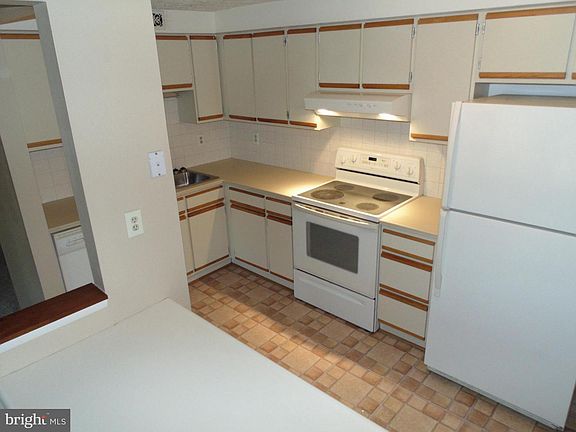 5th image of 3500 Wedgewood Ct APT E