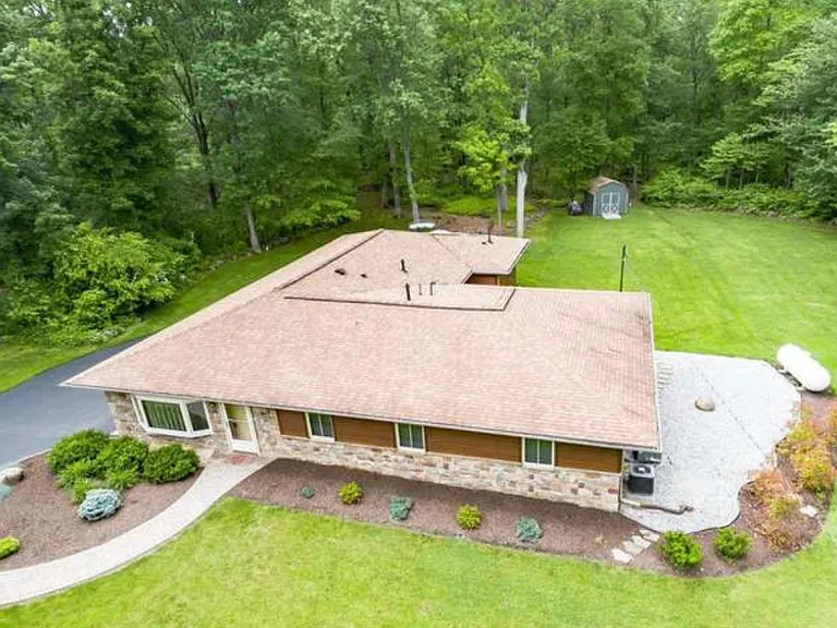 7 Wildwood Dr — Photo 2