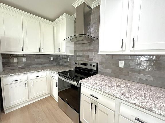 3rd image of 5656 Woodford St