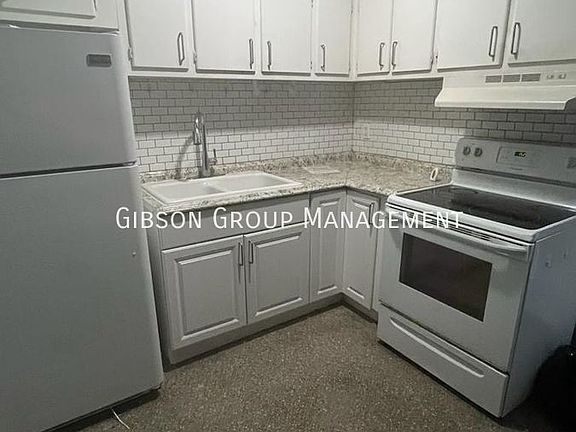 3rd image of 806 NE 16th Pl APT 1