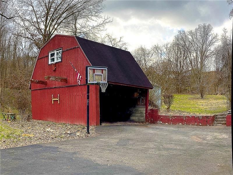 2nd image of 164 Poplar Dr